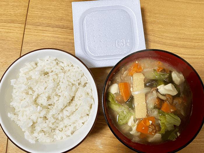 ご飯とみそ汁と納豆パックの画像
