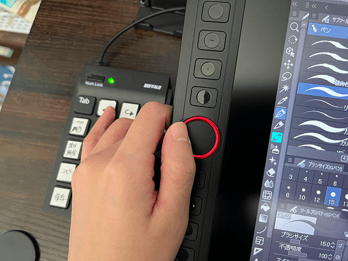 ショートカットキーが離れているため左手の位置取りが難しいことを示す画像