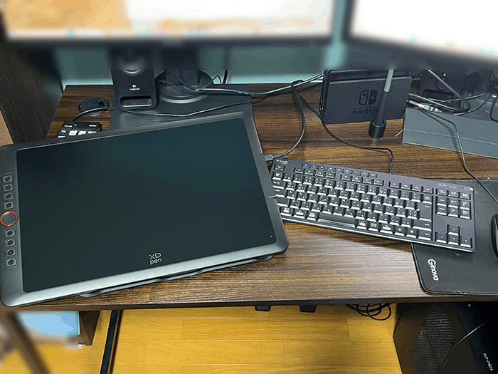 液タブとキーボードを横に並べている画像