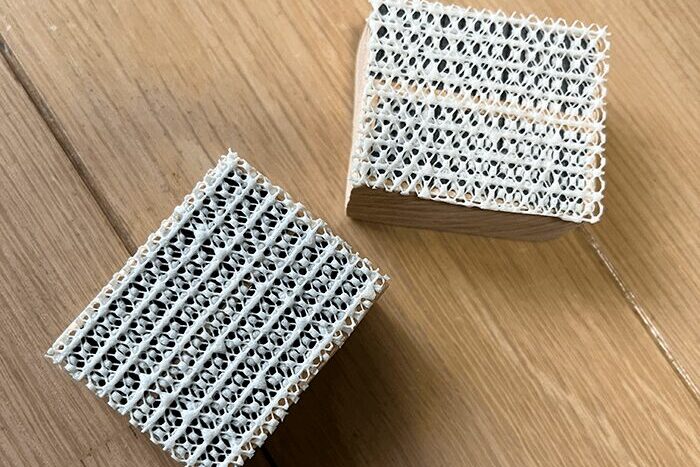 ブロックに滑り止めシートを貼っている画像