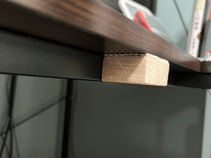 ブロックを机に仮止めしている画像