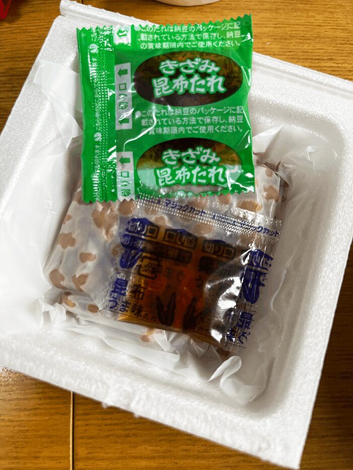 昆布たれ付納豆にふぞくしている2種類のたれ