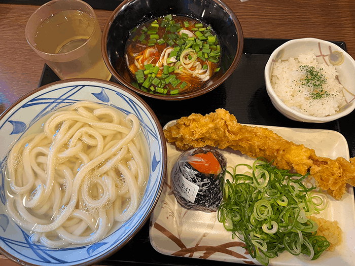 旨辛肉ラー油つけ汁、釜揚げうどん、かしわ天、明太おむすび、一口ご飯