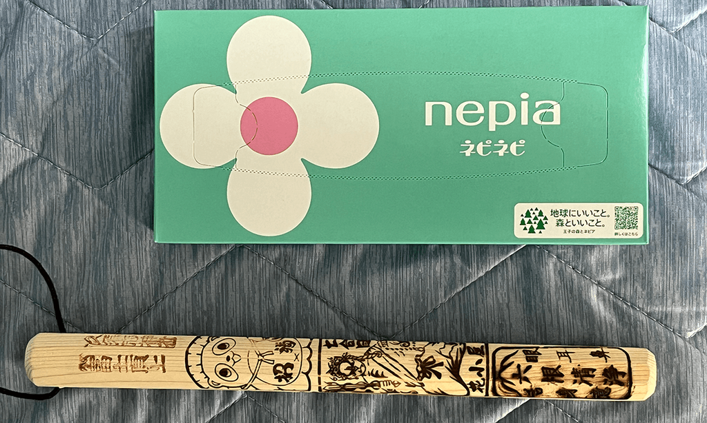 金剛杖と、サイズ比較用ティッシュ箱