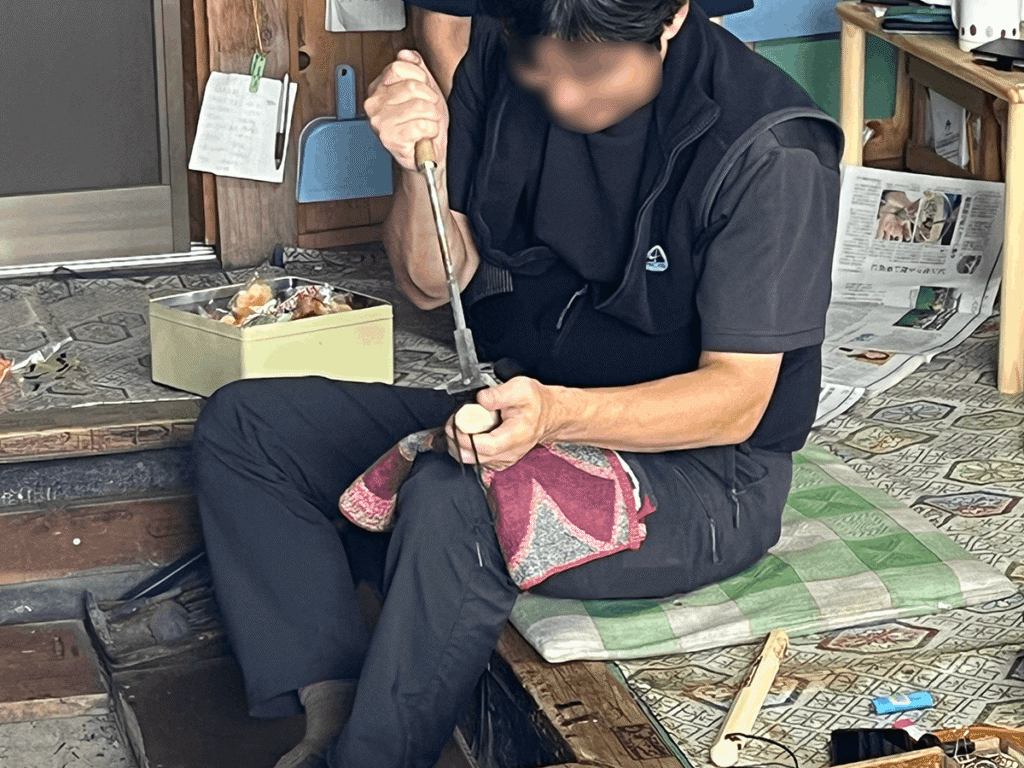 焼き印を入れてもらう様子