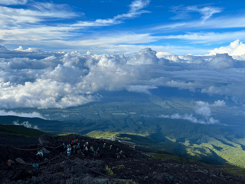 登山中の富士山の様子。快晴