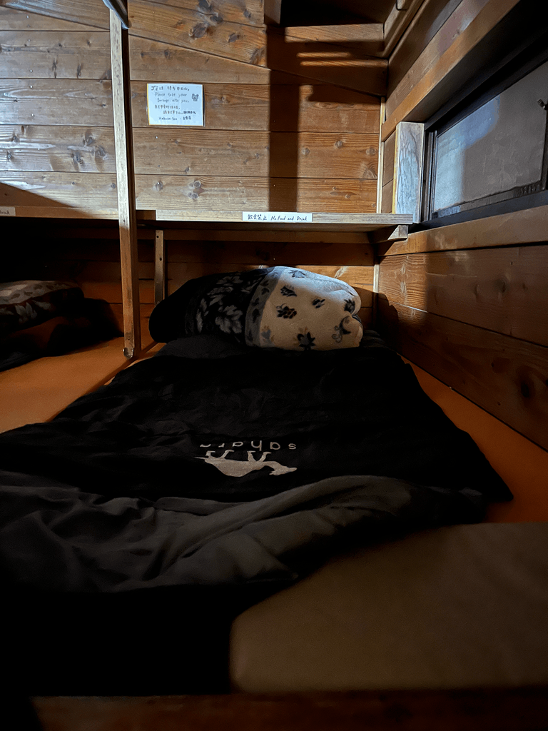山小屋の寝床