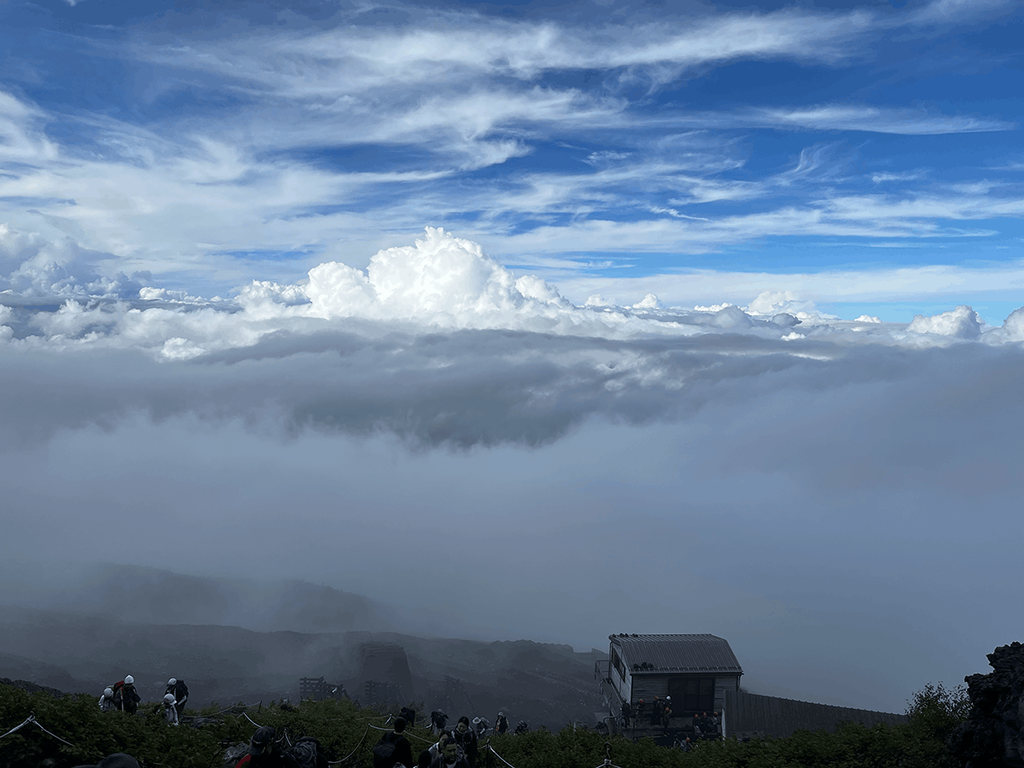 登山中の風景。霧が出ている