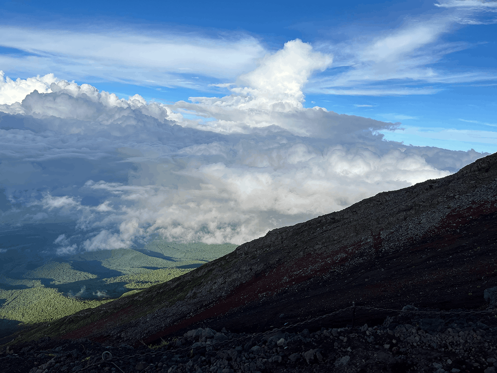 山の斜面と雲海