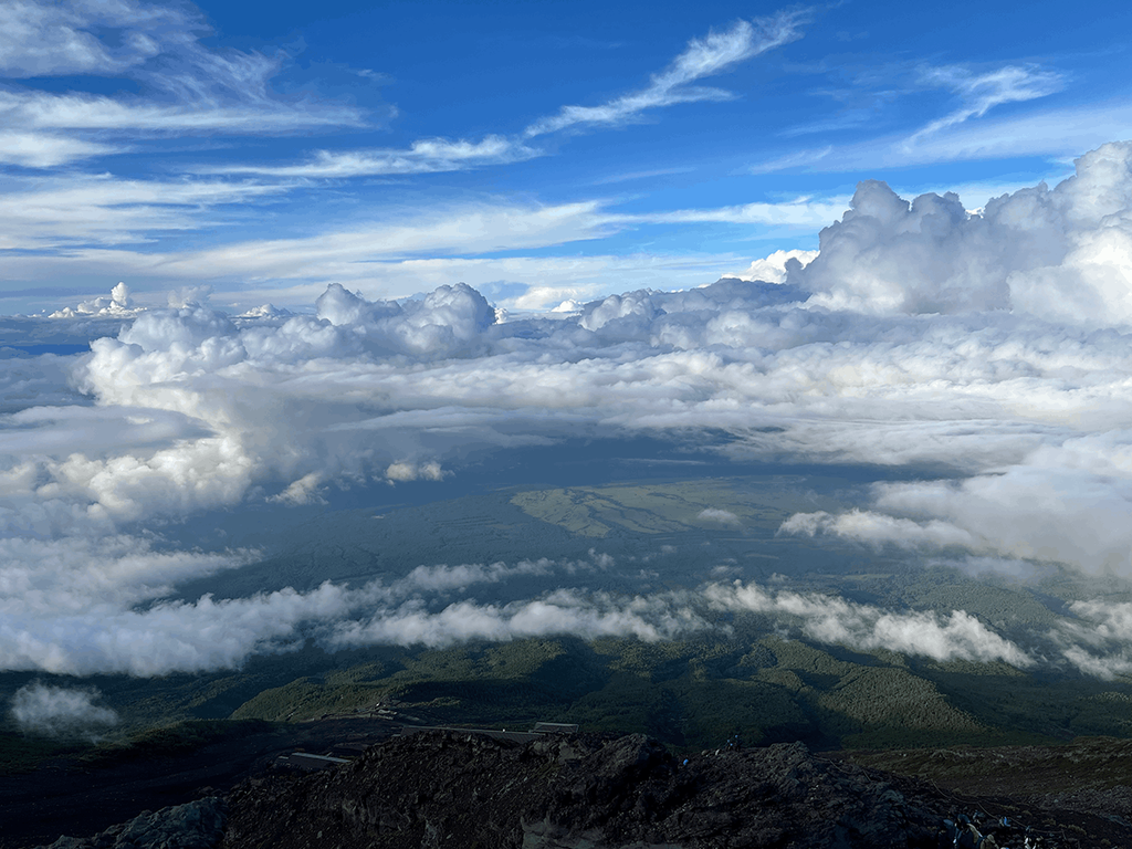 麓の緑と雲