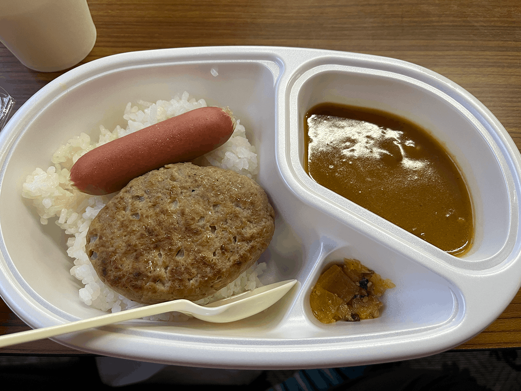 山小屋で提供されたハンバーグカレー