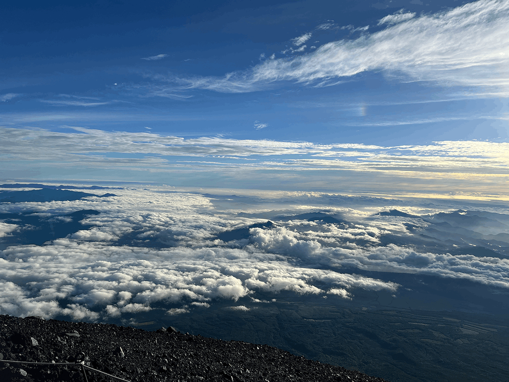 太陽に照らされて光る雲