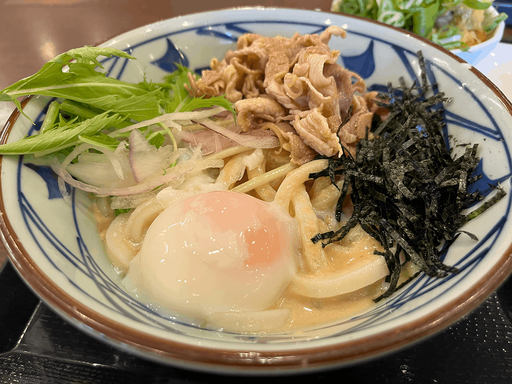 こく旨ごまだれ豚玉うどんの見た目