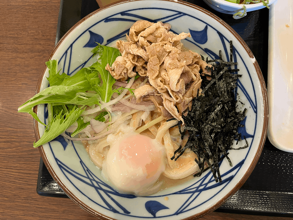 こく旨ごまだれ豚玉うどんを真上から撮っている