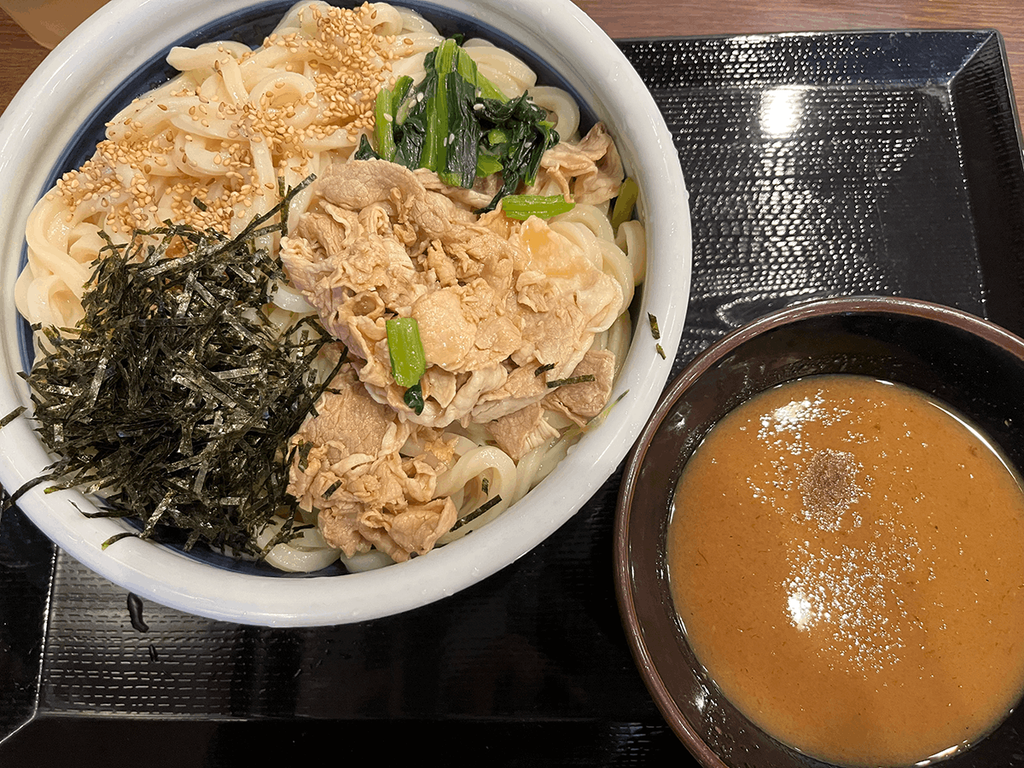 丸亀製麺濃厚魚介豚つけ汁うどんを上から撮った写真